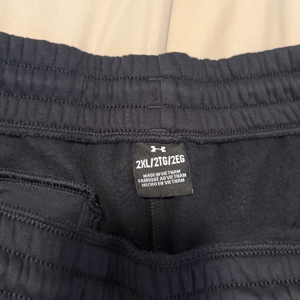 Under armour XXL sweats. Very warm and comfy - Picture 2 of 4